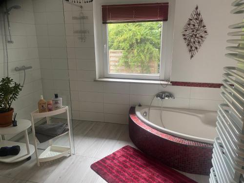 a bathroom with a tub and a window at Ferienwohnung Lindenstraße in Pirna