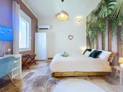 a bedroom with a large bed and a large window at Le Cocon Tropical - Cosy, Clim, Centre-ville, Jardinet, 2 personnes in Miramas