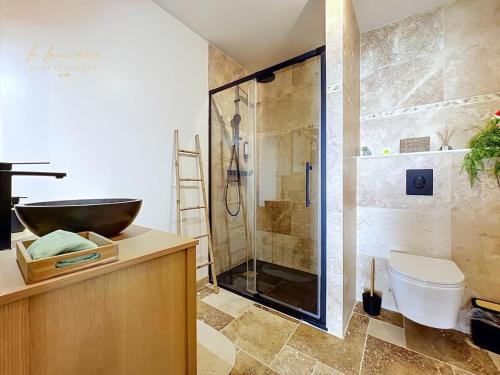 a bathroom with a shower and a toilet and a sink at Le Cocon Tropical - Cosy, Clim, Centre-ville, Jardinet, 2 personnes in Miramas