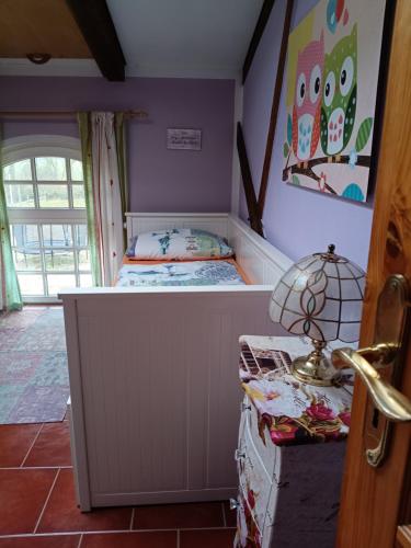 a small room with a bed and a window at Ferien am Schloss - Wohnung 6 "der Pferdestall", Ferienwohnung am Badesee in Behren-Lübchin