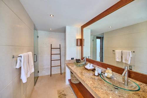 a bathroom with a sink and a mirror at Villa Ayundra in Lipa Noi
