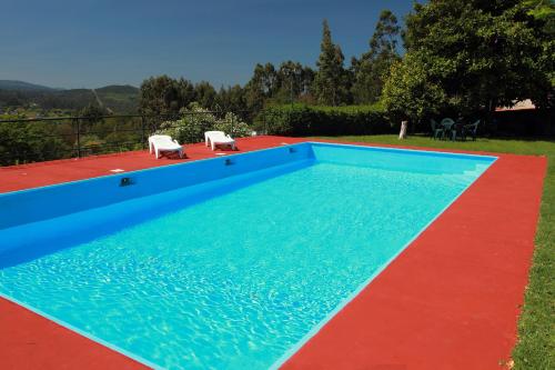 a swimming pool with a red and blue at Rectoral de Fofe in Fofe