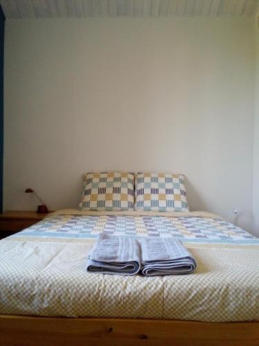 a bed with two folded towels on top of it at Villa Signerose - chambres chez l'habitant au cœur de l'Ardèche - Hautes vallées in Le Cheylard
