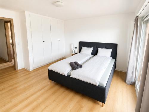 Bright Lake-View Apartment