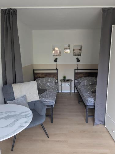 a room with two beds and a table at Ferienwohnung in Ranzig - klein aber fein in Tauche