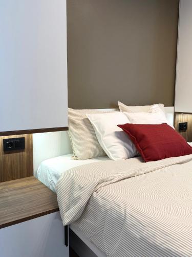two beds sitting next to each other in a bedroom at AC Central Station apartments in Daugavpils