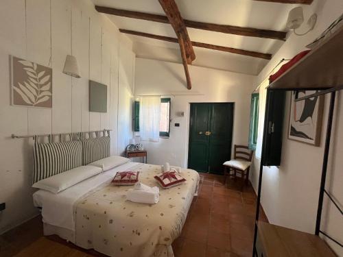 ein Schlafzimmer mit einem Bett und einer grünen Tür in der Unterkunft Villette Monte Alto in Patti