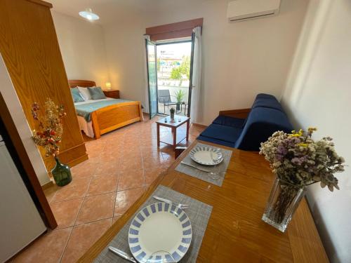 a living room with a bed and a table at Apartamento Airoso em Miranda in Miranda do Douro