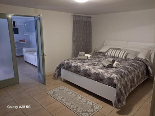 a bedroom with a large bed in a room at Appartamento Catini 67 in Civitavecchia