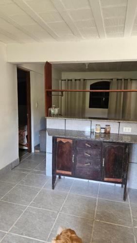 a dog laying on the floor in a kitchen at Recanto do majo in Petrópolis