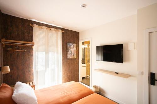 Art-Inspired Guesthouse - Ensuite Double Rooms with AC and Workspace in Porto