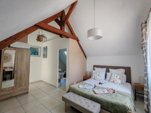 a bedroom with a bed in a room at Celies Country Cottage in Blaru