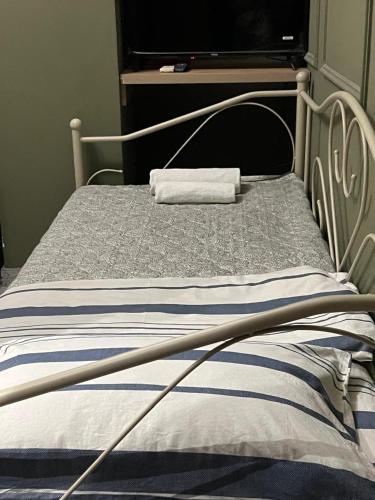 a bed with a metal frame with at City Centre Rooms 4R in Shkodër