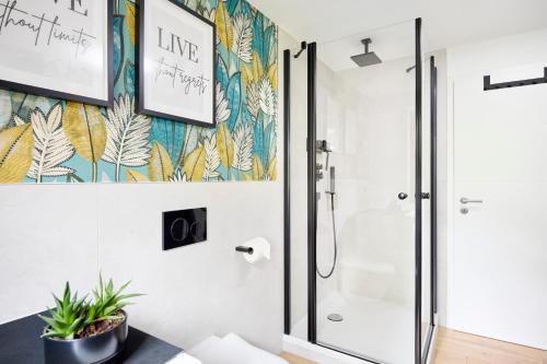 a bathroom with a shower and a toilet at Ferienwohnung Nähe Dresden mit Pool & Spielplatz - FeWo "Waldblick" und "Gartenblick" an der Talsperre Malter in Dippoldiswalde