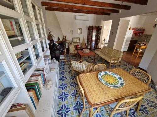 a living room with a table and chairs at Villino Irmgard in Butera