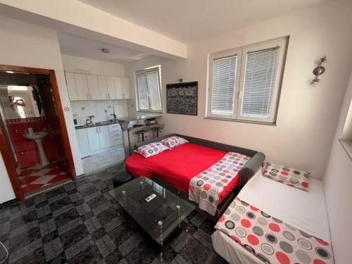 a small room with a bed and a kitchen at IK Apartments in Rake