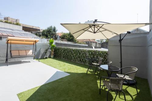 Art-Inspired Guesthouse - Ensuite Double Rooms with AC and Workspace in Porto