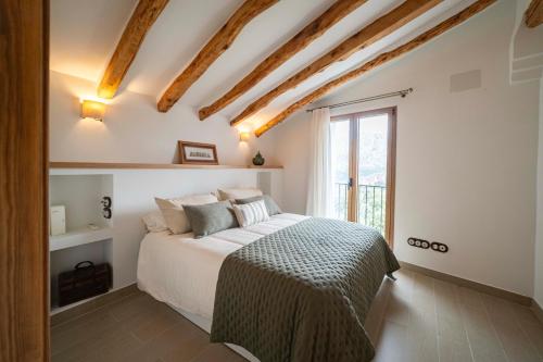 a bedroom with a bed and a large window at El Planet - Apartamento con terraza in Benimantell