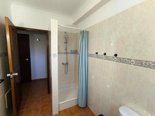 a bathroom with a shower with a shower curtain at Aurora Sol in Luz