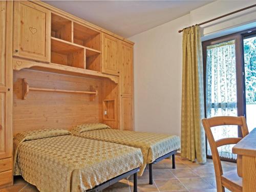 Vico CanaveseにあるAlbergo Ristorante Centroのベッドルーム1室(ベッド1台、大きな窓付)