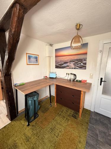 a room with a wooden desk in a room at Gästezimmer in Hafennähe in Waren