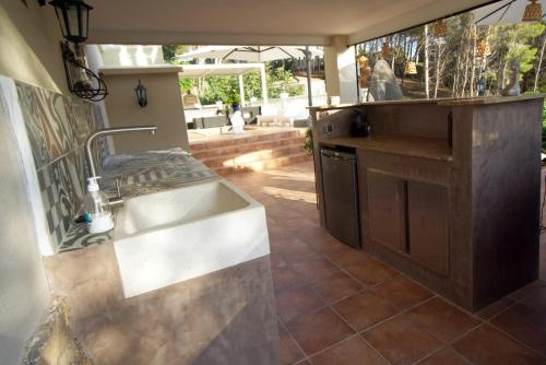 eine Küche mit Spüle und Arbeitsplatte in der Unterkunft Villa Serenity in Altea