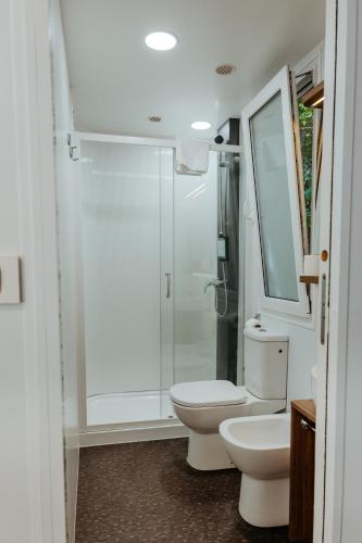 a bathroom with two toilets and a shower at Green Garden Village con piscina, spiaggia riservata e parcheggio in Sirolo
