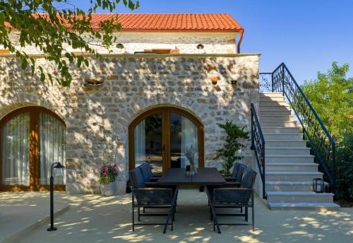 a table and chairs on a patio with stairs at Filindvor in Nin