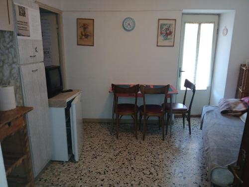 a room with a table and chairs in a room at casa della marsiglia in Curiglia