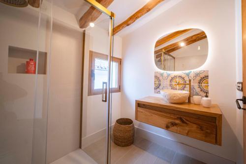 a bathroom with a shower and a mirror at El Planet - Apartamento con terraza in Benimantell