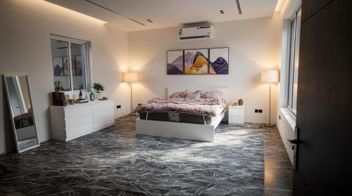 a bedroom with a bed and two lamps and a carpet at شاليه السيل الكبير in As Sayl al Kabīr