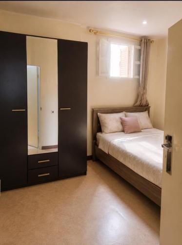 a bedroom with a bed and a window at Maison traditionnelle cadablabca centre in Casablanca