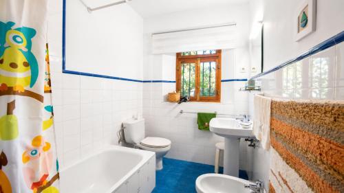 a bathroom with a tub and a toilet and a sink at El Remanso de Marie in Órgiva