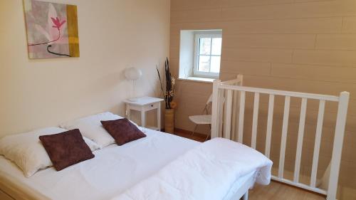 a bedroom with a white bed and a window at Gîte La Salamandre in Passenans
