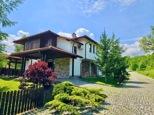 a house with a fence in front of it at Villa Foresta in Oreshak