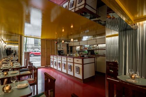 a restaurant with tables and chairs and a bar at Hotel Casa Bosques Pensión in Mexico City