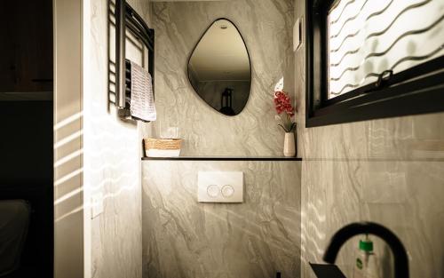a bathroom with a mirror and a sink at Meikever in Putten
