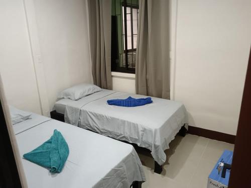 two beds in a hospital room with blue paper on them at Señora Aura in Hone Creek