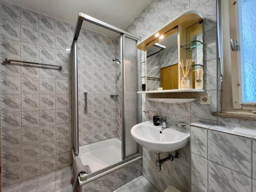 a bathroom with a sink and a shower at Apartment Bielefeld-Brake - nähe Bahnhof -Parken im Hof in Bielefeld