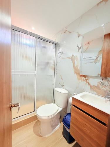 a bathroom with a toilet and a shower and a sink at Hospedaje Vista Hermosa Salento in Salento