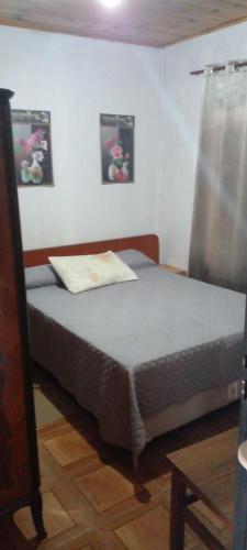 a small bedroom with a bed and a table at Mi Paraiso in General Pico