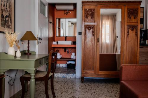 Curated Vintage Athenian apartment with Acropolis view