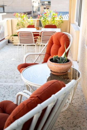 Curated Vintage Athenian apartment with Acropolis view
