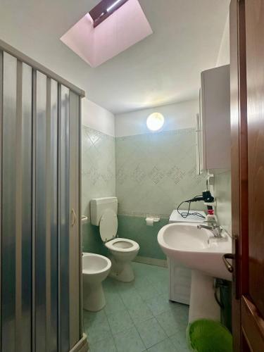 a bathroom with a toilet and a sink and a mirror at Stanze Appartamento ROSINA casa vacanze Cannole sulla via Francigena in Cannole