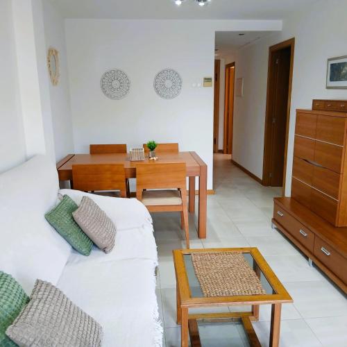 a living room with a white couch and a table at MEDITERRÁNEO Benicarló NG in Benicarló