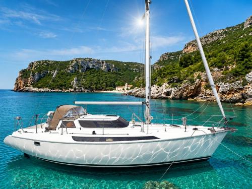 Stay On - Sailboat