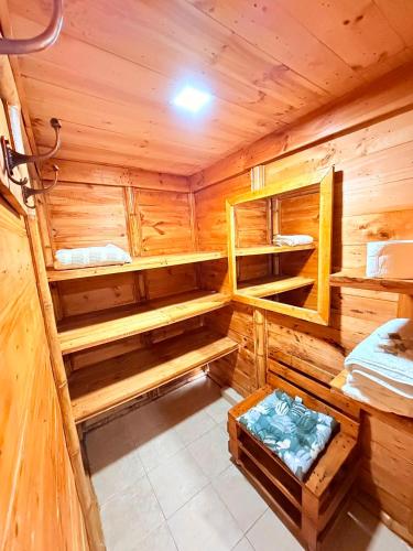 a room with a wooden cabin with bunk beds at Hotel Campestre Campos Verdes in Roldanillo