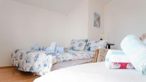 a living room with two beds and a couch at Atina Apartments in Peštani