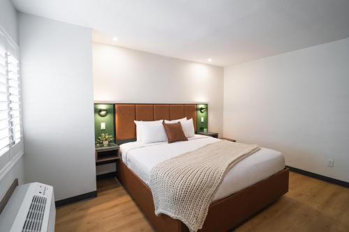 a bedroom with a large bed in a room at Nox Hotel - Studio City in Studio City