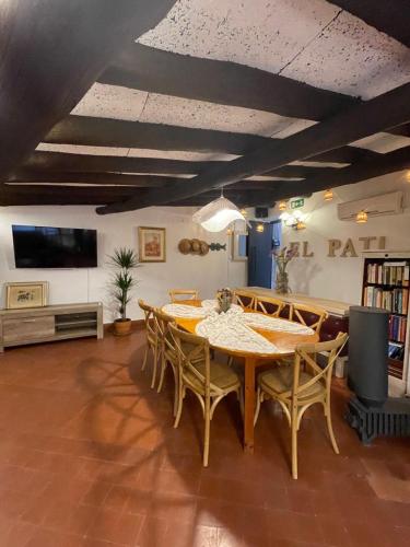 a dining room with a table and chairs at Dúplex con encanto EL PATI in Tarragona